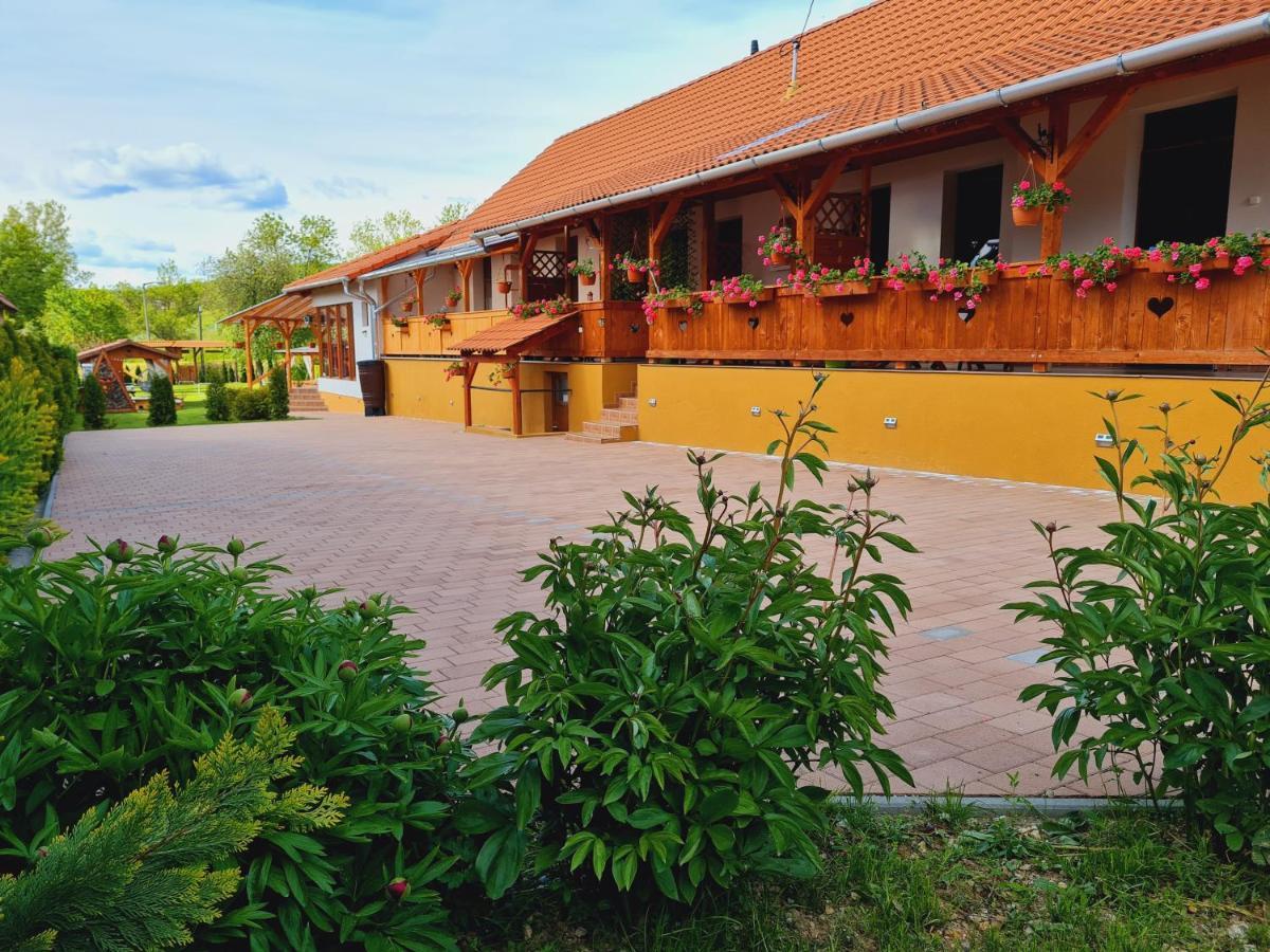 Eden Teljes Haz Hotel อักเทเลค ภายนอก รูปภาพ